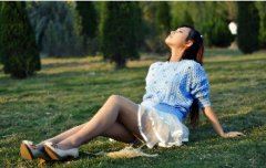 梁祝化蝶结同心 《打一成语》