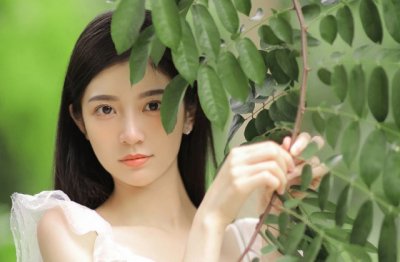 玉兔两邻结金兰 《打一成语》
