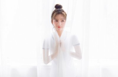门内冲进高头马-《打一字》