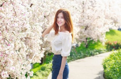 身穿绿色衫_头戴五花冠-喝的清香酒_唱如李翠莲《猜一昆虫》