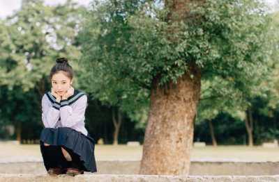 四人内有折臂翁 《打一成语》