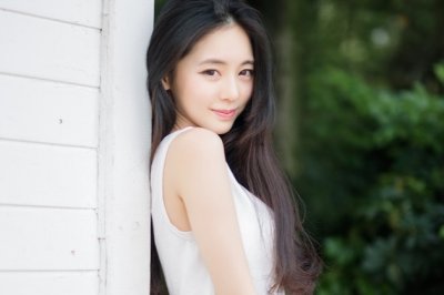 有手怀抱里,有脚想溜掉,有火点就跑《打一个字》