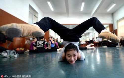 凝眸中秋团圆月 《打一成语》