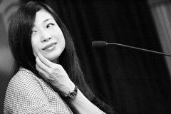 窗内梅枝影重重 《2字古名女》
