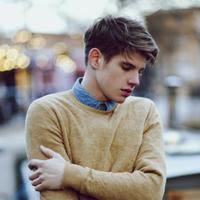 头顶两只角_身背一只镬-只怕晒太阳_不怕大雨落《猜一动物》