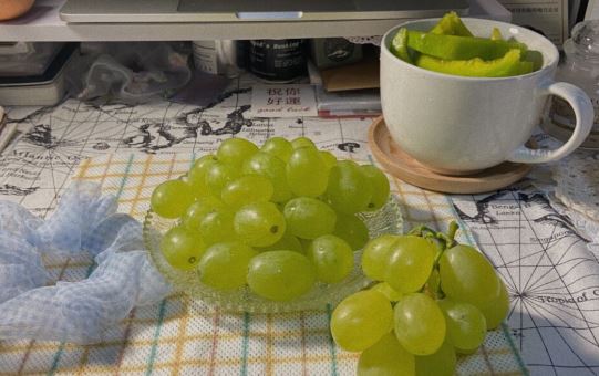 住房宽松话也多 《打一成语》