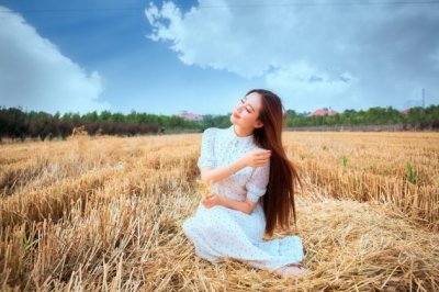 老俩口发廊夸生意 《多字成语》