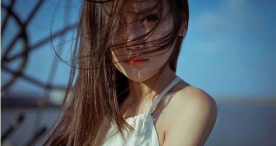 一顶透明降落伞_随波逐流飘海中_触手有毒蜇人痛_身上小虾当眼睛《一动物》