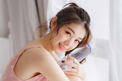 重阳秋菊映婵娟 《打一成语》