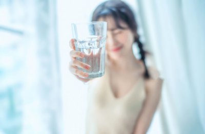 雨在梨花蔌蔌边 《打一成语》