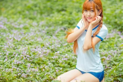 主人划破手_客人撕胶布 《打一成语》