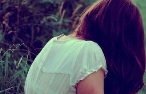 颜色白如雪,身子硬似铁,一日洗三遍,夜晚柜里歇《打一个生活物品》