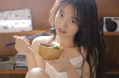 猜谜语题目:洞裏会郎君《打一个字》