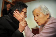 猜谜语题目:阻街女郎《打一个字》