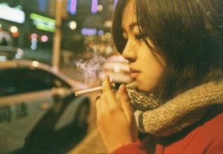 小朋友们要登天,何须借用小飞毯,有此轮儿来乘坐,高高低低乐不完《打一个物品》
