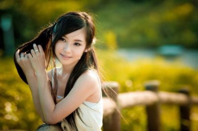 红冠黑嘴白衣裳_双腿细瘦走路晃_漫步水中捕鱼虾_凌空展翅能飞翔《打一鸟纲动