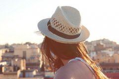 猜谜语题目:牛儿站在土地上《打一个字》