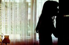 一个婆婆园中站_身上挂满小鸡蛋_又有红来又有绿_既好吃来又好看《猜一植物》