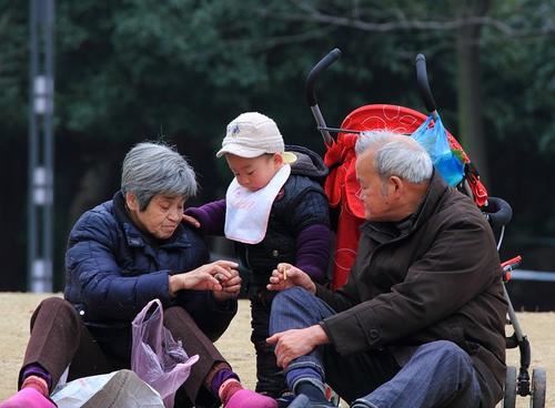 柳荫撑出扁舟小 《打一成语》