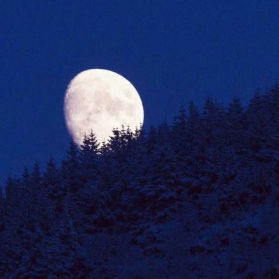 有土堆成坡_有水连成波-碰石擦破脚_走路跛一跛-《打一字》
