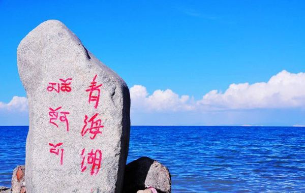 老李站在马路上比手划脚_却不见警察来赶他_为什么？