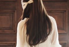 猜谜语题目:槐前眉月上,人间牛女亲《打一个字》