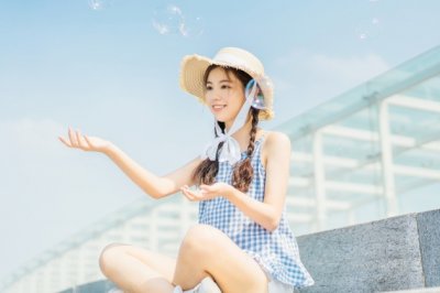 有个小姑娘_身穿绿衣裳_虽然年纪小_人人叫它娘-　《猜昆虫一》