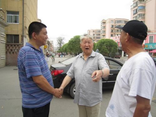 高高个儿一身青,金黄圆脸喜盈盈,天天对着太阳笑,结的果实数不清《打一个植物》