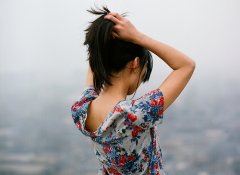 空中羊角 《打一成语》