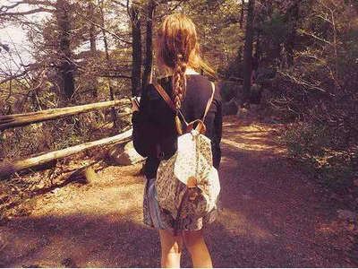 大门开,有客来,先脱帽,再进来《猜一字谜》