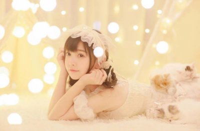 硬硬四方头,阔阔大扁嘴,腰里生只眼,眼里长条腿《打一个物品》